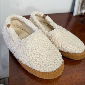 Women’s Acorn Slippers